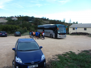 045 Añón de Moncayo. Esperando para ver si pasa el autobús hasta el Hotel. IMG_5314
