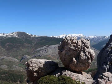 12.- 2018 05 05 037 Montaña Leonesa. Camino del Bodón. Curiosa piedra. IMG_5264