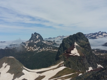 26.- 2018-06-16_12-59-21 El Midí (al fondo) y el Anayet (al frente), desde el Vértice