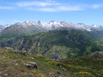 34.- 20180616 Picos de Europa. Travesía Arenas-Tielve. Urriello de fondo.