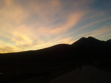65.-Montañas en un cielo multicolor